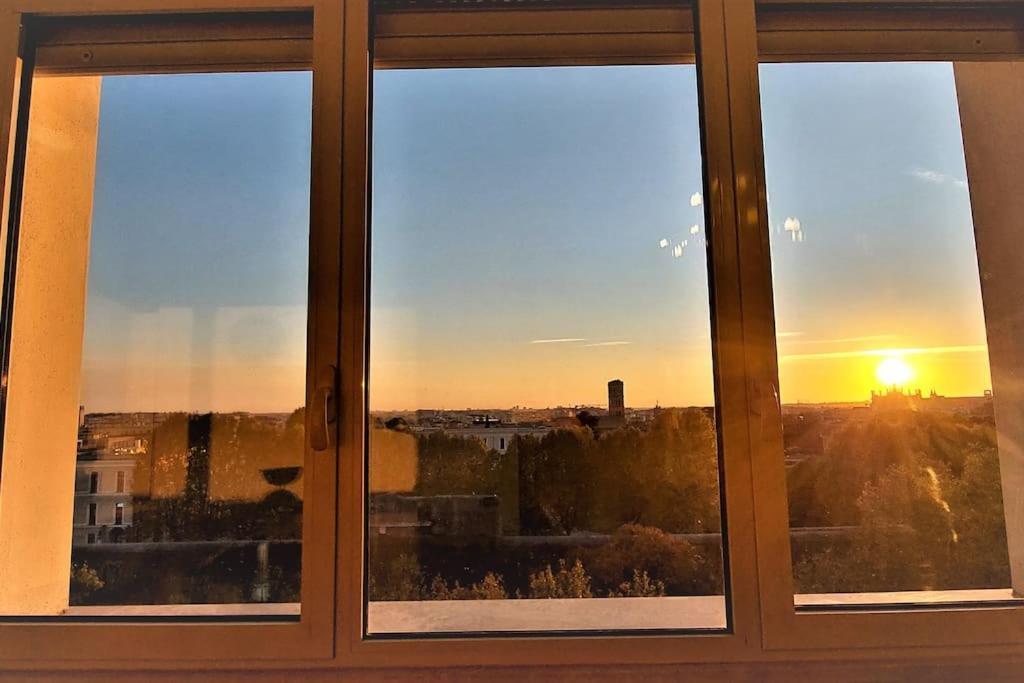 Penthouse Near Rome, Free Parking. Apartamento Roma