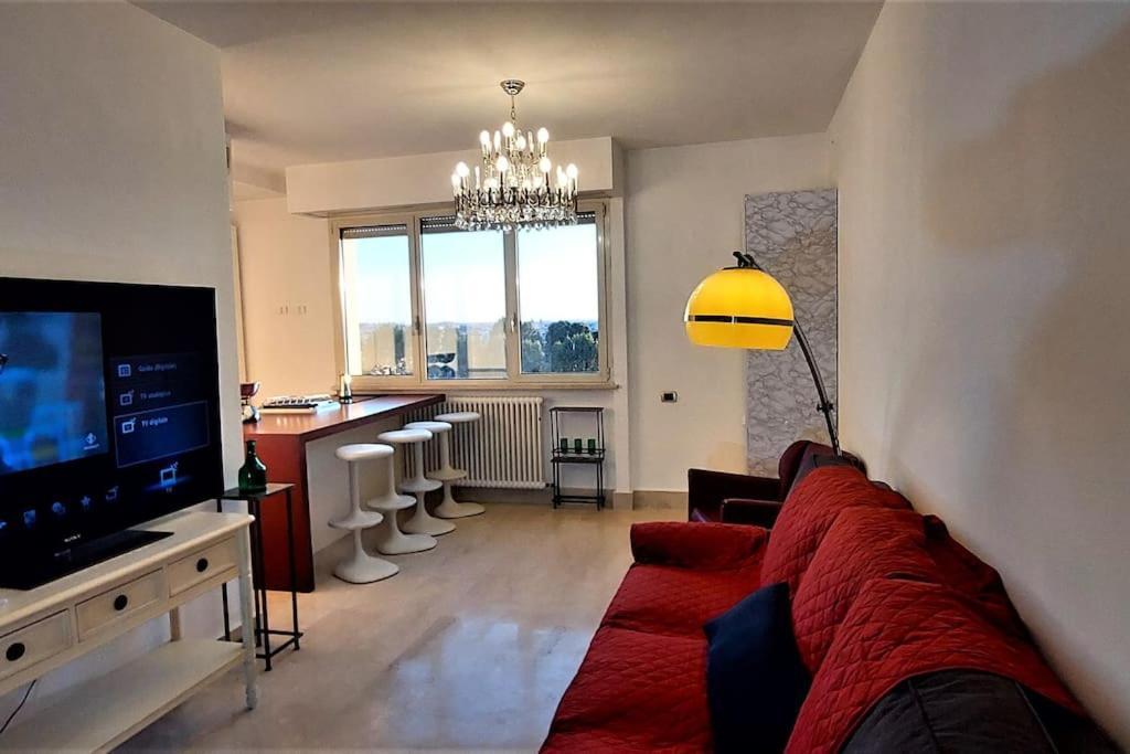Penthouse Near Rome, Free Parking. Apartamento Roma