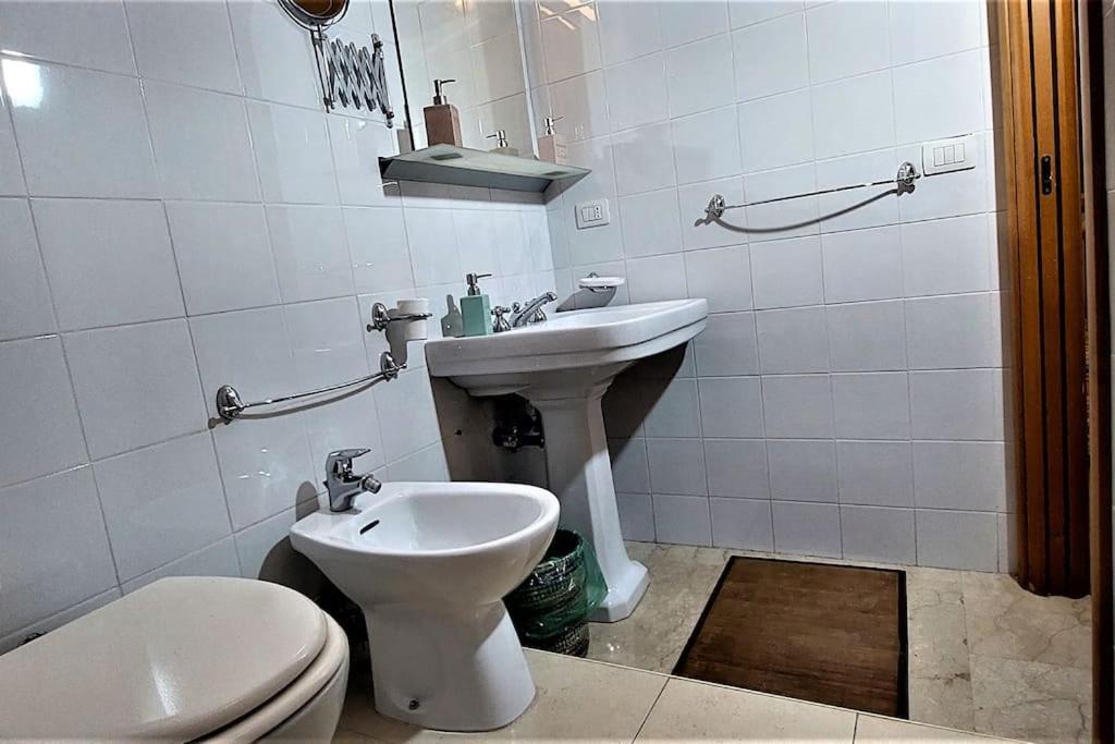 Penthouse Near Rome, Free Parking. Apartment Rom